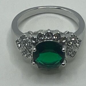 Silver plated Elegant Silver and Green Gemstone Ring size: 8